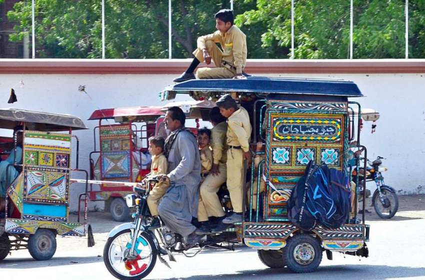 حیدرآباد: ٹنڈو جام کے علاقے میں خطرناک انداز میں آٹو رکشہ ..