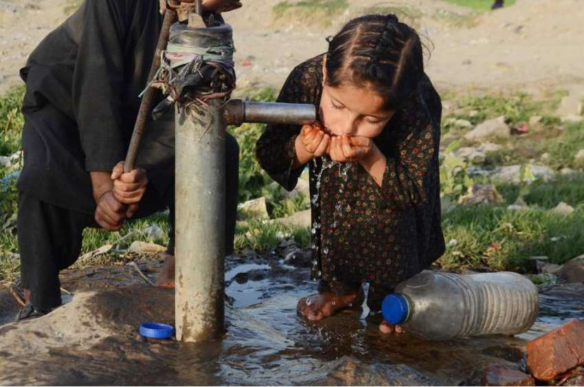 لاہور: ایک کمسن بچی ہینڈ پمپ سے پانی پی رہی ہے۔