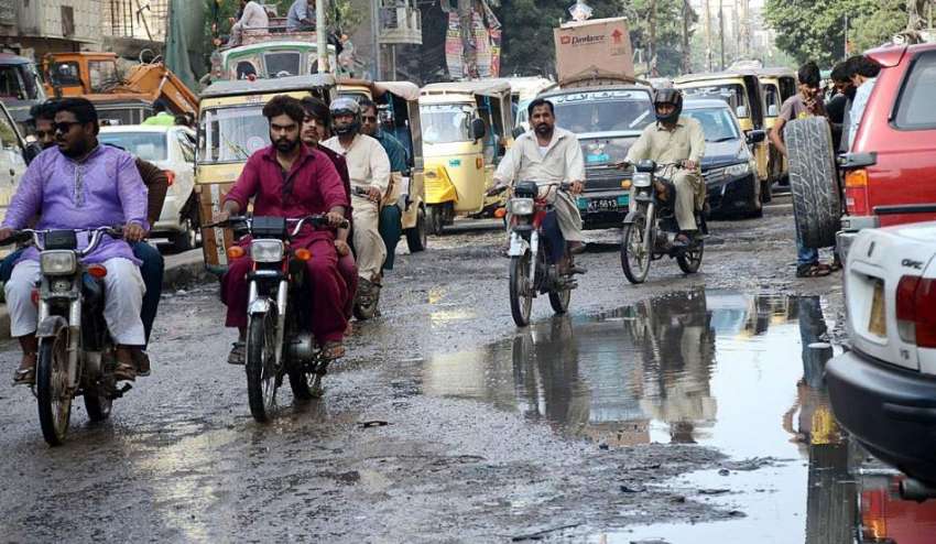کراچی: سولجر بازار میں سیوریج کے جمع شدہ پانی کے باعث شہریوں ..