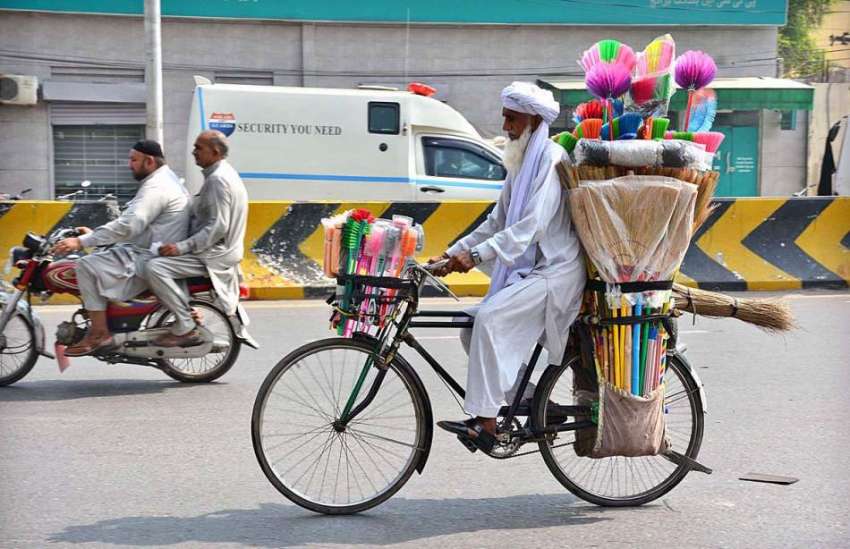 فیصل آباد: ایک بوڑھا فروش گھریلو اشیاء سائیکل پر بیچنے کے ..