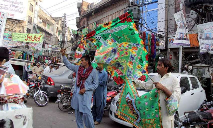 لاہور:عید میلا النبی  کی مناسبت سے اردو بازار میں محنت کش ..