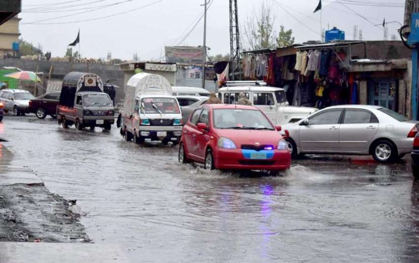 گلگت: گاڑیاں بارش کے جمع پانی سے گزر رہی ہیں۔