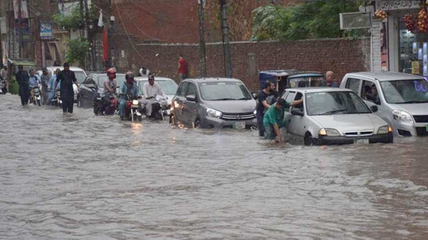 لاہور: شہری بارش کے کھڑے پانی کیوجہ سے بند ہونے والی کار ..