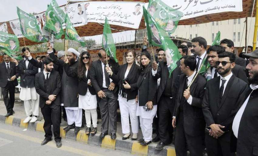 لاہور: مسلم لیگ (ن) لائرز فورم کے وکلاء جی پی او چوک میں نوازشریف ..