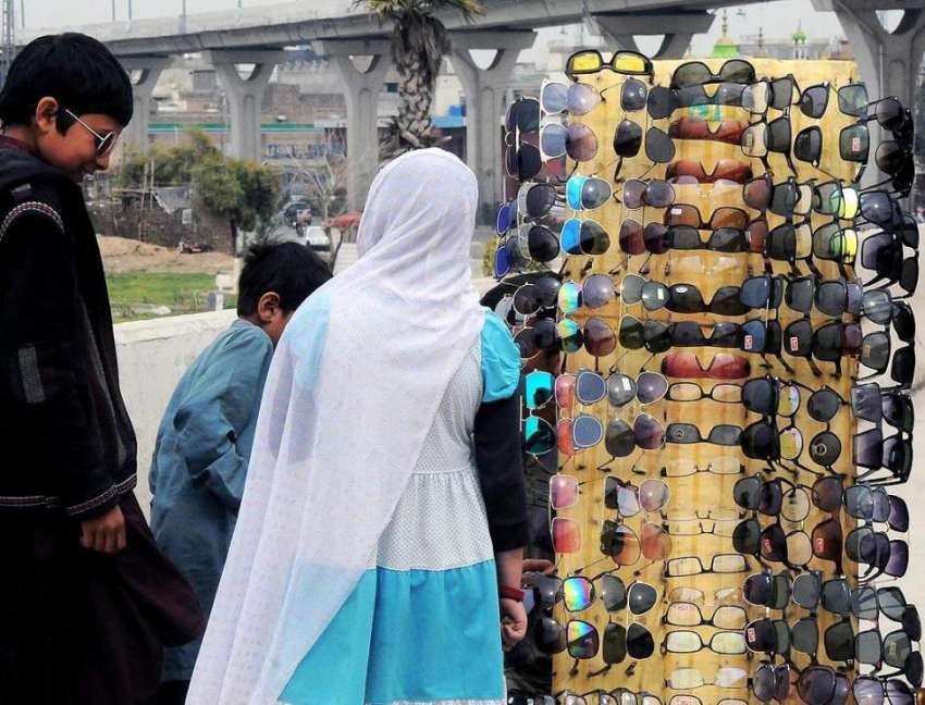 راولپنڈی: بچے روڈ کنارے لگے سٹال سے دھوپ کے چشمے خرید رہے ..
