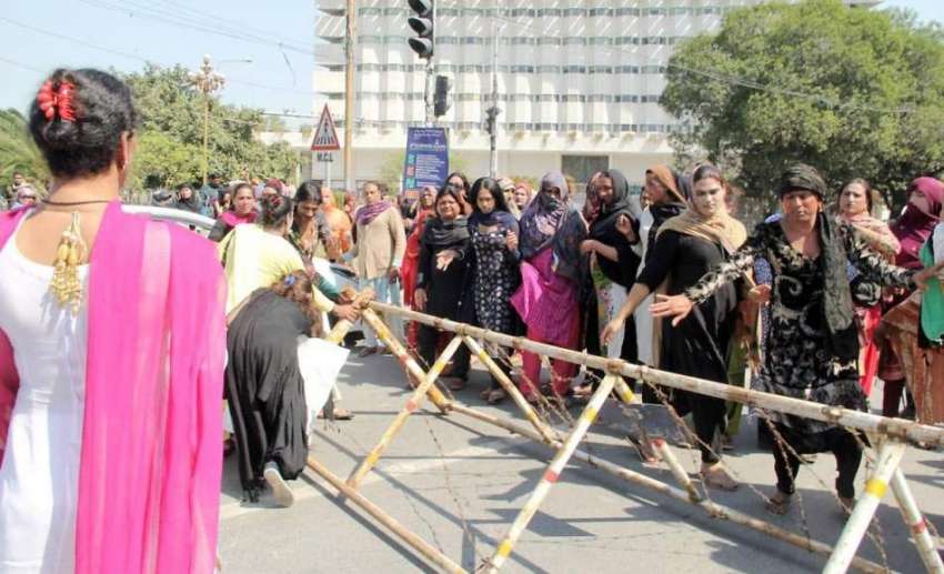 لاہور: خواجہ سراء اپنے مطالبات کے حق میں مال روڈ کو ٹریفک ..