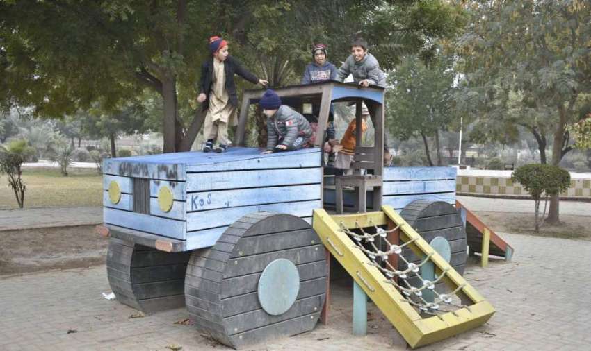 فیصل آباد: مدینہ ٹاؤن پارک میں بچے تفریحی سہولیات سے لطف ..