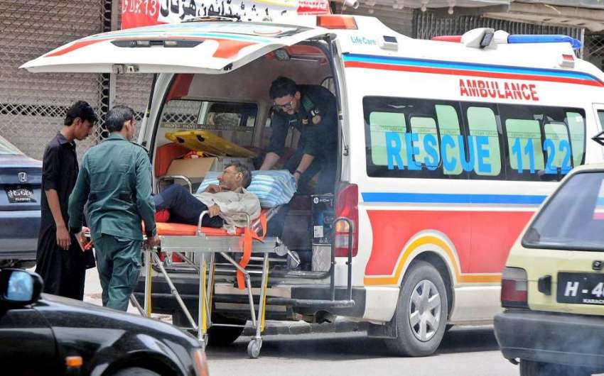 راولپنڈی: مری روڈ حادثے کا شکار ہونے والے شخص کو ریسکیو اہلکار ..