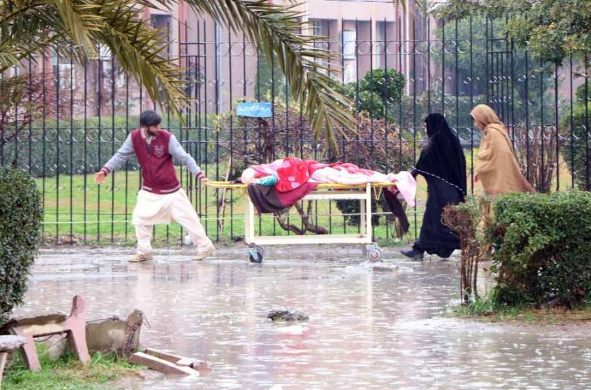 ایبٹ آباد: ایوب ٹیچنگ ہسپتال میں ایک فیملی دوران بارش مریض ..