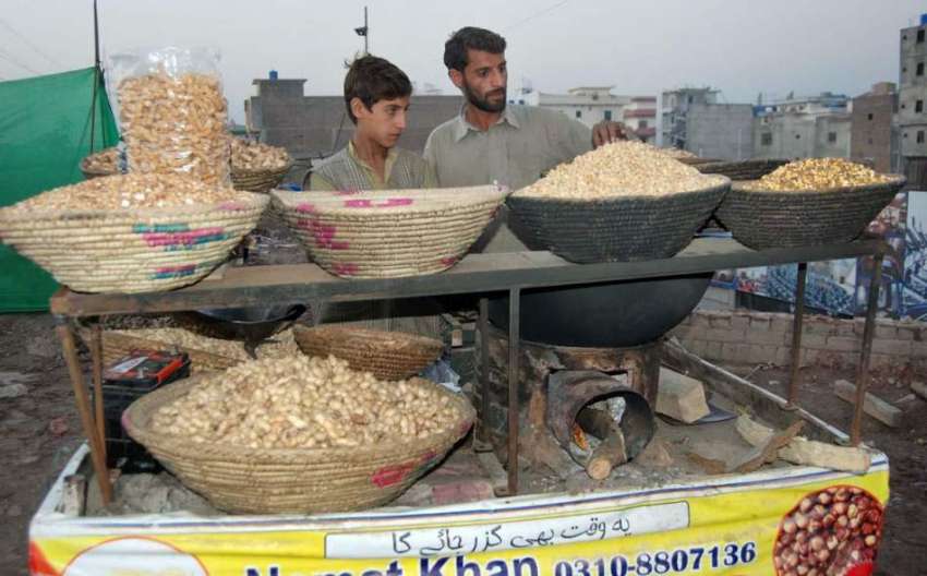 اسلام آباد: ریڑھی بان مونگ پھلی اور چنے وغیرہ سجائے گاہکوں ..