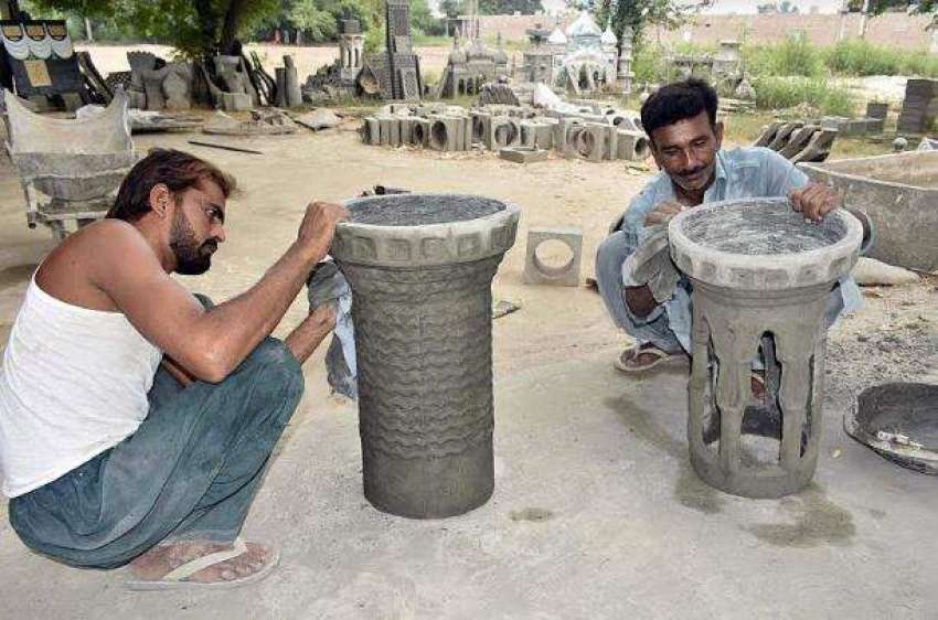فیصل آباد:مزدور اپنے کام کی جگہ پر مسجد کے مینار تیار کررہے ..