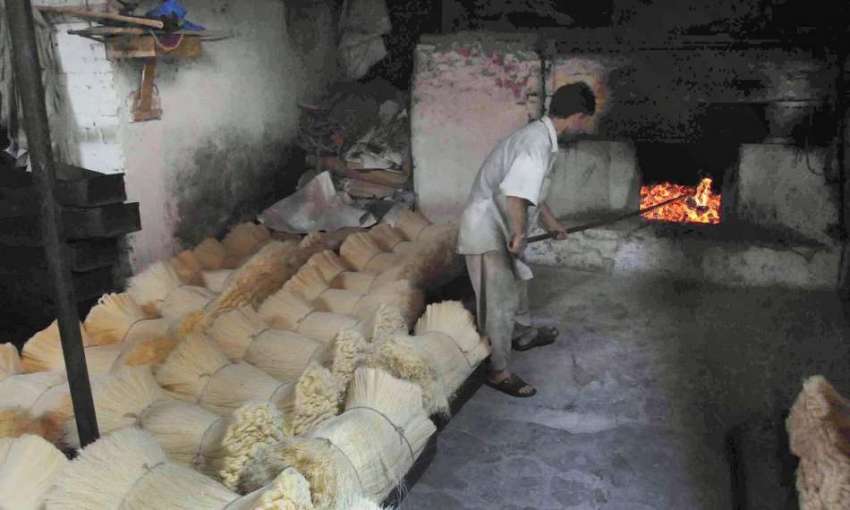 راولپنڈی: عید الفطر کی آمد کے موقع پر مقامی کارخانے میں ایک ..