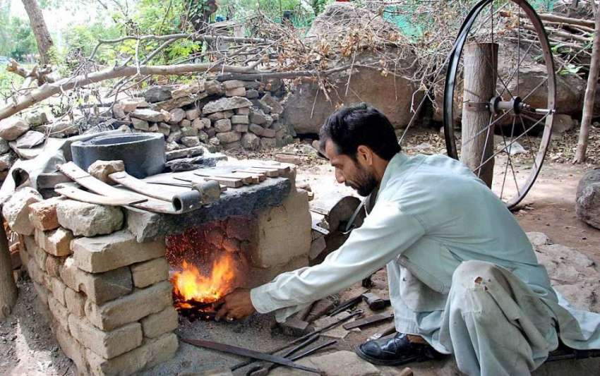 اسلام آباد: لوہار روایتی انداز سے چھریاں اور دیگر اشیاء ..