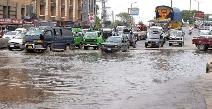 راولپنڈی: گاڑیاں بارش کے جمع شدہ پانی سے گزر رہی ہیں۔