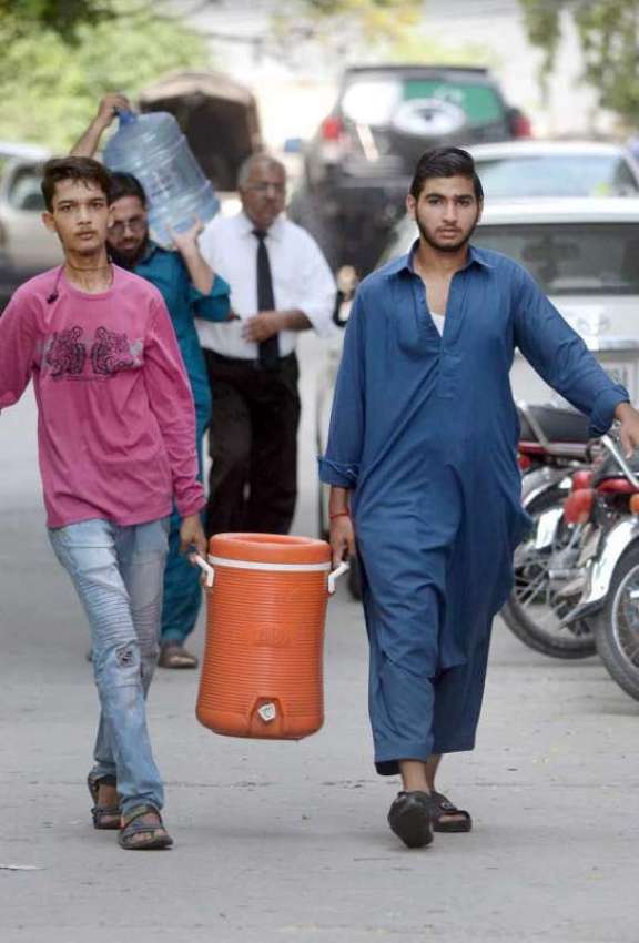 راولپنڈی: نوجوان فلٹریشن پلانٹ سے صاف پینے کاپانی واٹر کولر ..