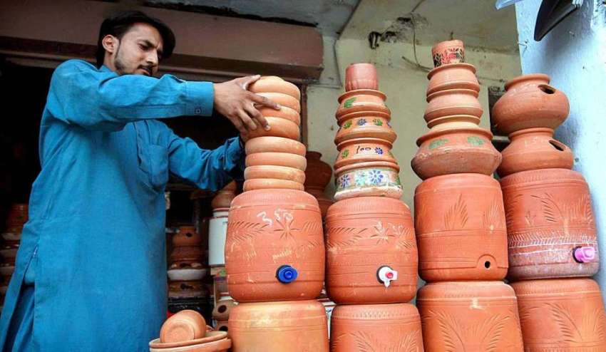 راولپنڈی: دکاندار گاہکوں کو متوجہ کرنے کے لیے مٹی کے واٹر ..