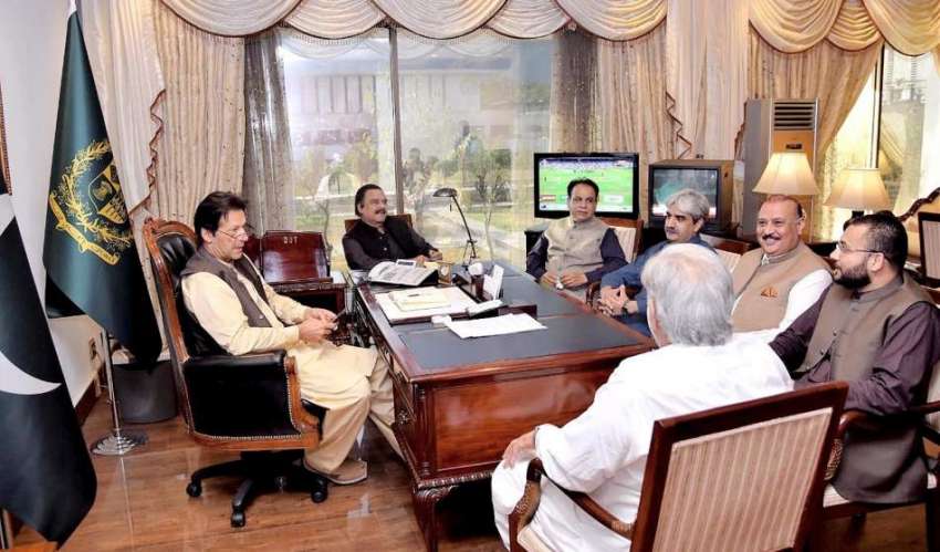 اسلام آباد: وزیر اعظم عمران خان سے اراکین قومی اسمبلی فرخ ..
