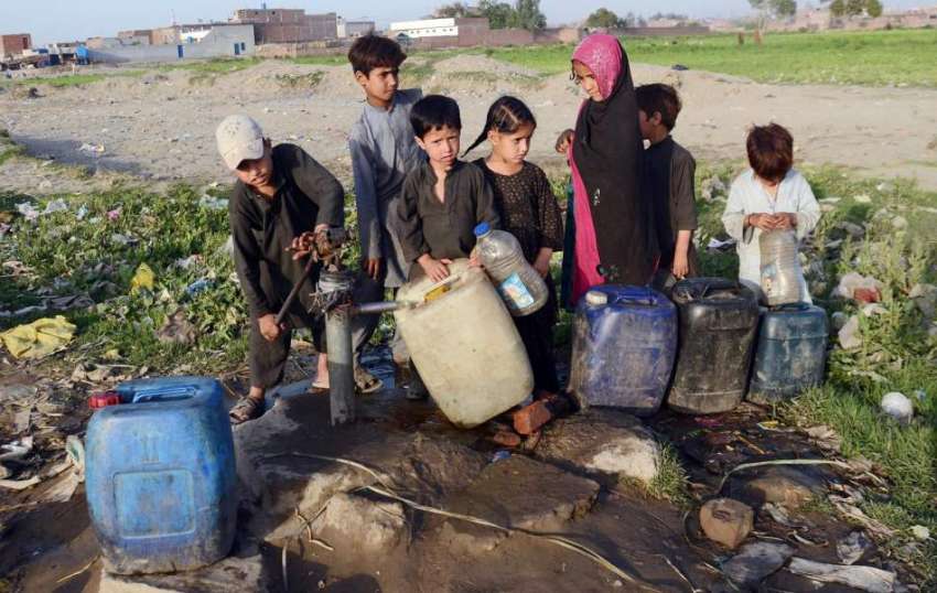 لاہور: کمسن بچے پانی کی قلت کے باعث ہینڈ پمپ سے پینے کے لیے ..