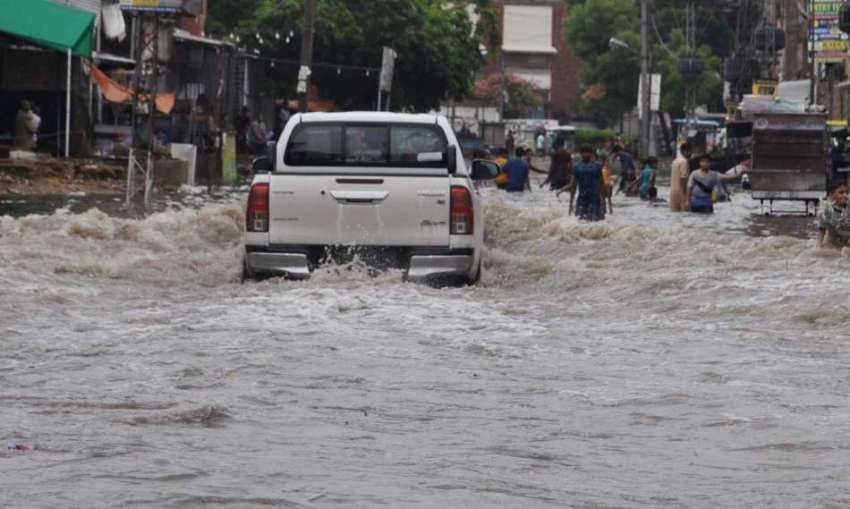حیدر آباد: موسلا دھار بارش کے بعد گاڑی بارش کے جمع ہونے والے ..