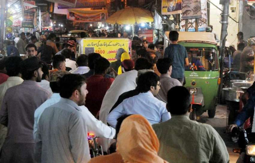 راولپنڈی: کرتارپور میں شہری نہاری خریدنے کے لیے قطار میں ..