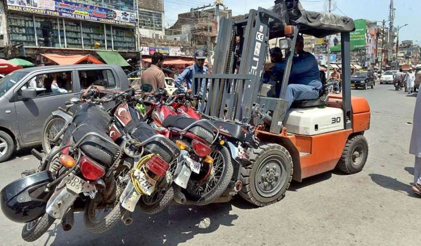 راولپنڈی: ٹریفک وارڈن نو پارکنگ میں کھڑے موٹر سائیکل لفٹر ..
