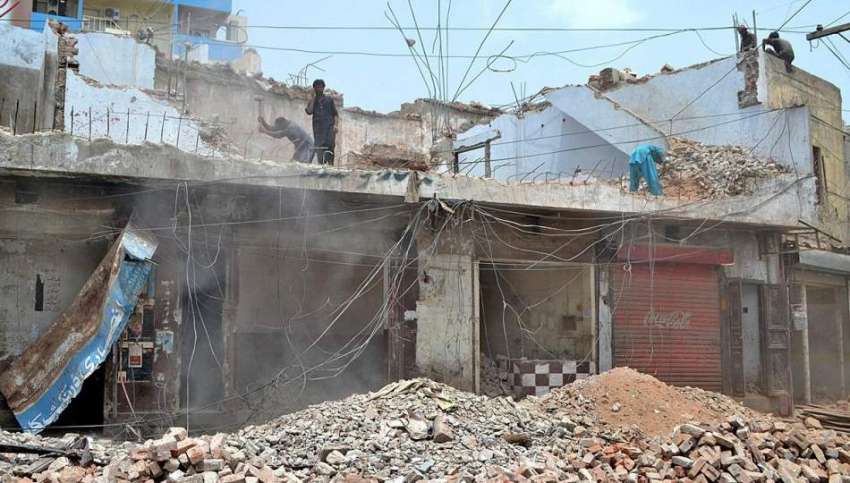 ملتان: مزدور نواں شہر چوک میں عمارت مسمار کرنے میں مصروف ..