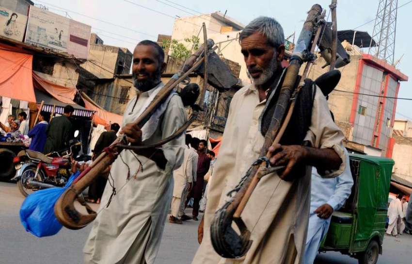 راولپنڈی: محنت کش سامان اٹھائے روزی کی تلاش میں گھوم رہے ..
