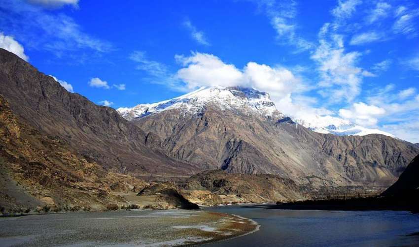 گلگت: دریائے سندھ کے ساتھ ساتھ برف سے وابستہ پہاڑوں پر بادلوں ..