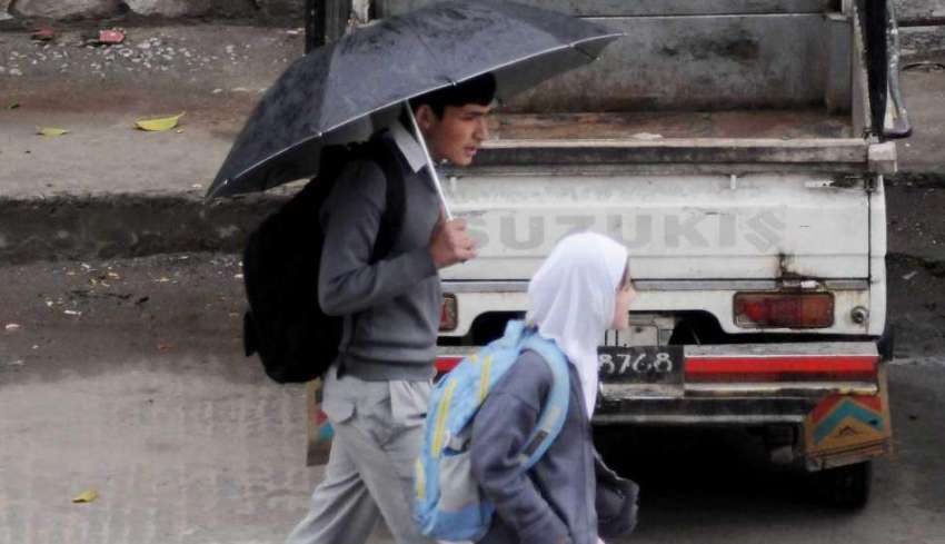 اسلام آباد: طالبعلم چھٹی کے بعد بارش سے بچنے کے لیے چھتری ..
