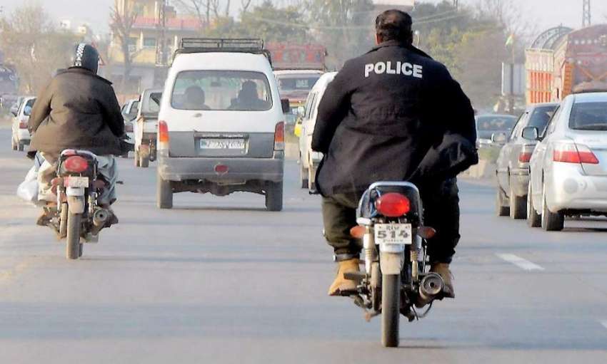 راولپنڈی: پولیس اہلکار قانون کی خلاف ورزی کرتے ہوئے بغیر ..