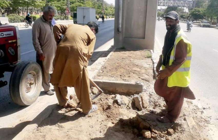 راولپنڈی: پی ایچ اے کے اہلکار میٹروپل کے نیچے کیاری بنا رہے ..