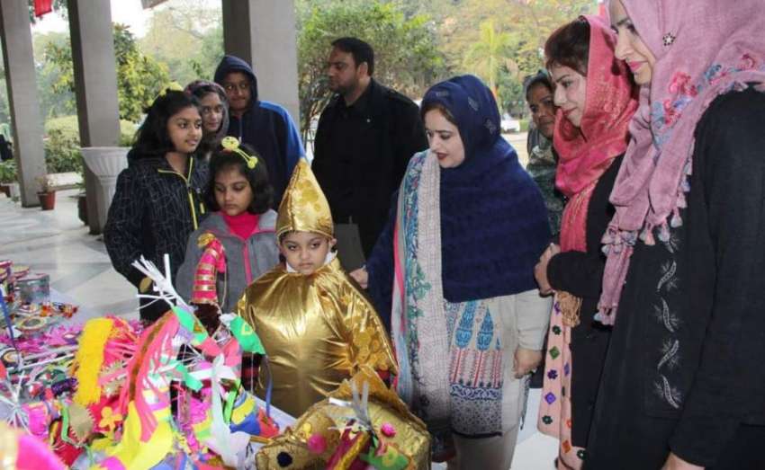 لاہور: چلڈرن کمپلیکس میں جاری فیسٹیول میں خواتین اور بچے ..