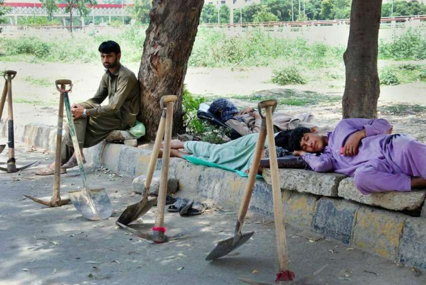 اسلام آباد: مزدور کام نہ ہونے کے باعث درختوں کے سائے تلے ..