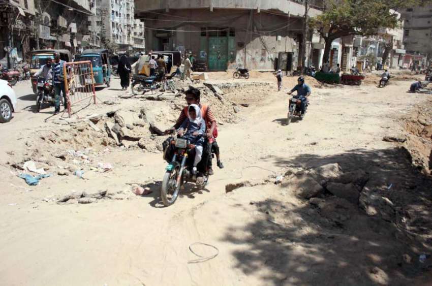 کراچی: پاکستان چوک کے قریب سڑک کے تعمیراتی کام کے باعث شہریوں ..