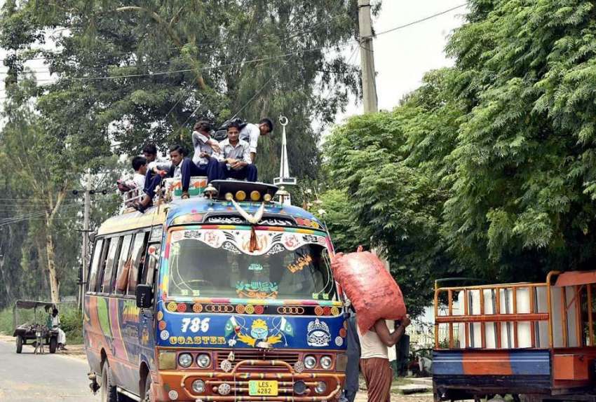 فیصل آباد: سکول سے چھٹی کے بعد بچے مسافر وین کی چھت پر سوار ..