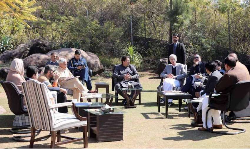اسلام آباد: وزیر اعظم عمران خان سے وزیر دفاع پرویز خٹک رکن ..