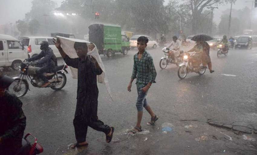 لاہور: صوبائی دارالحکومت میں موسلا دھار بارش میں ٹریفک رواں ..