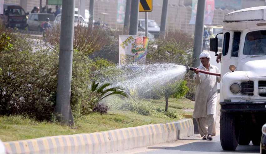 راولپنڈی: پی ایچ اے اہلکار ائیرپورٹ روڈ کنارے لگے پودوں ..