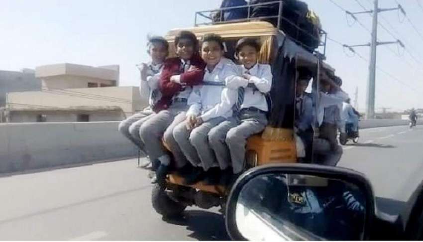 لاہور: ایک رکشہ ڈرائیور سکول کے بچوں کی اوور لوڈنگ کئے جارہا ..