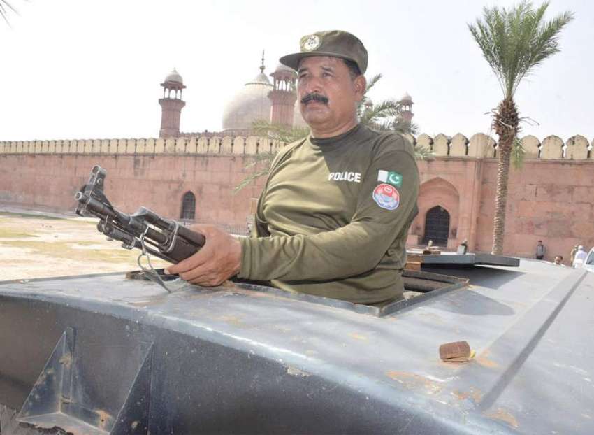 لاہور: بادشاہی مسجد میں نماز جمعہ کی ادائیگی کے موقع پر پولیس ..