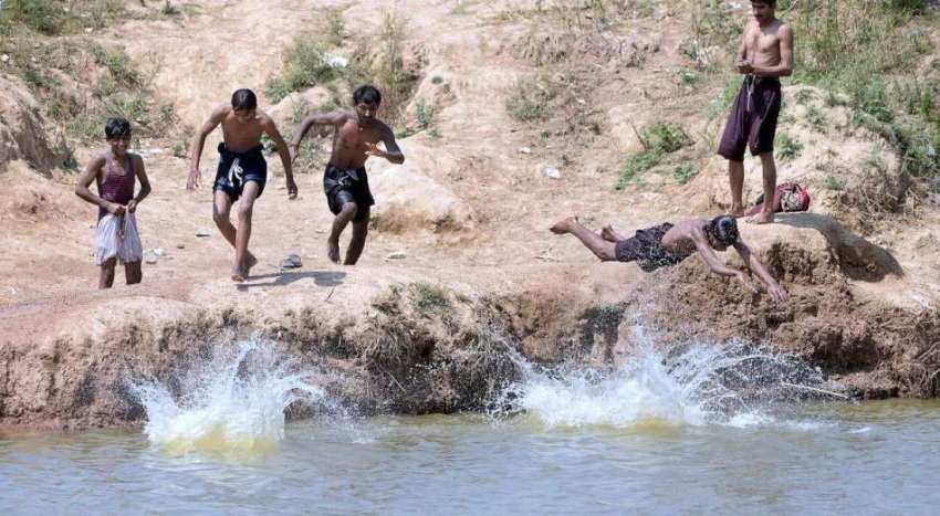 راولپنڈی: نوجوان گرمی کی شدت کم کرنے کے لیے نہا رہے ہیں۔