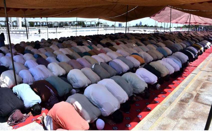 اسلام آباد: شہریوں کی بڑی تعداد فیصل مسجد جمعةالوداع کی ..