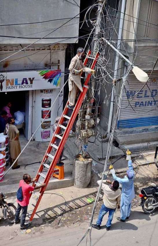 حیدرآباد: ہیسکو کارکنان صدر چھاؤنی کے علاقے میں کھمبے پر ..