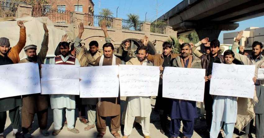 پشاور: رکشہ ڈرائیور مطالبات کے حق میں احتجاجی مظاہرہ کر ..
