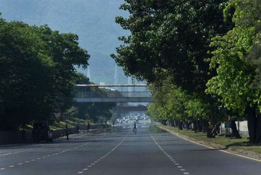 اسلام آباد: وفاقی دارالحکومت میں گرمی کی شدت کے باعث سڑکیں ..