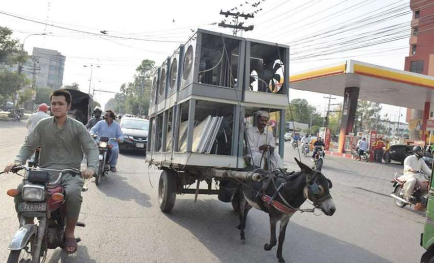 لاہور: ایک شخص گدھا ریڑھی پر ائیر کولر رکھے مارکیٹ جا رہاہے۔