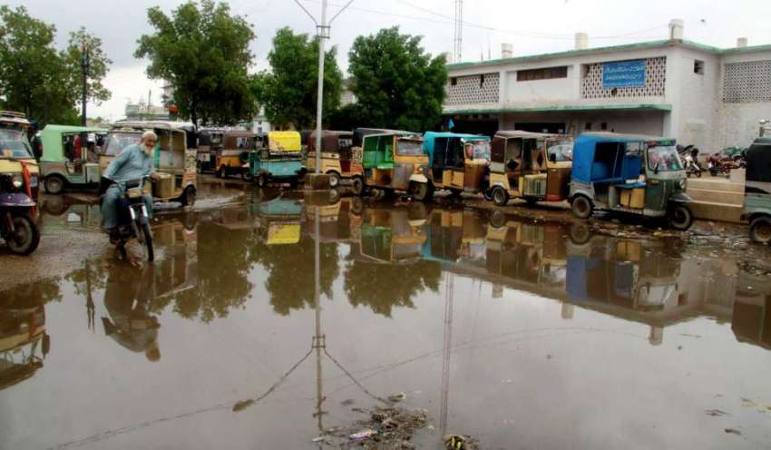 حیدر آباد: بارش کے بعد ریلوے اسٹیشن کے سامنے پانی جمع ہے۔