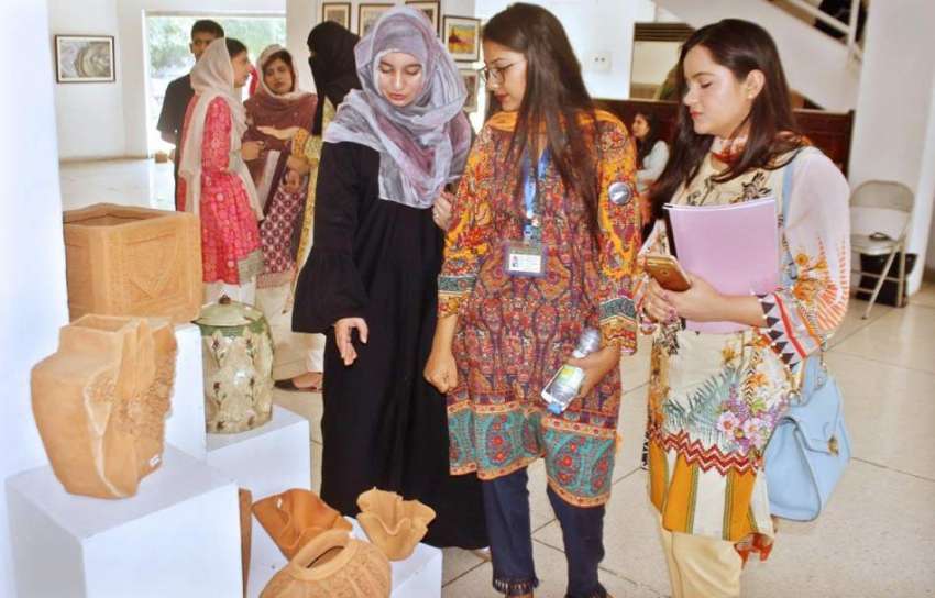 لاہور: الحمراء آرٹ گیلری میں منعقدہ نمائش میں طالبات کی ..