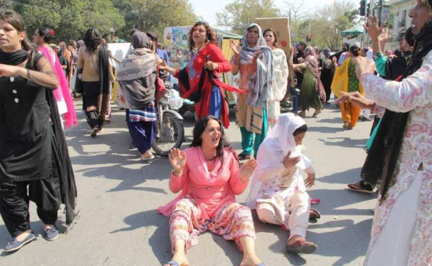 لاہور: خواجہ سراء اپنے مطالبات کے حق میں مال روڈ کو ٹریفک ..