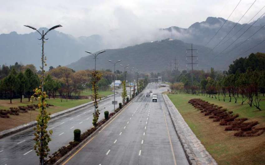 اسلام آباد: وفاقی دارالحکومت میں آسمان پر چھائے بادل اور ..